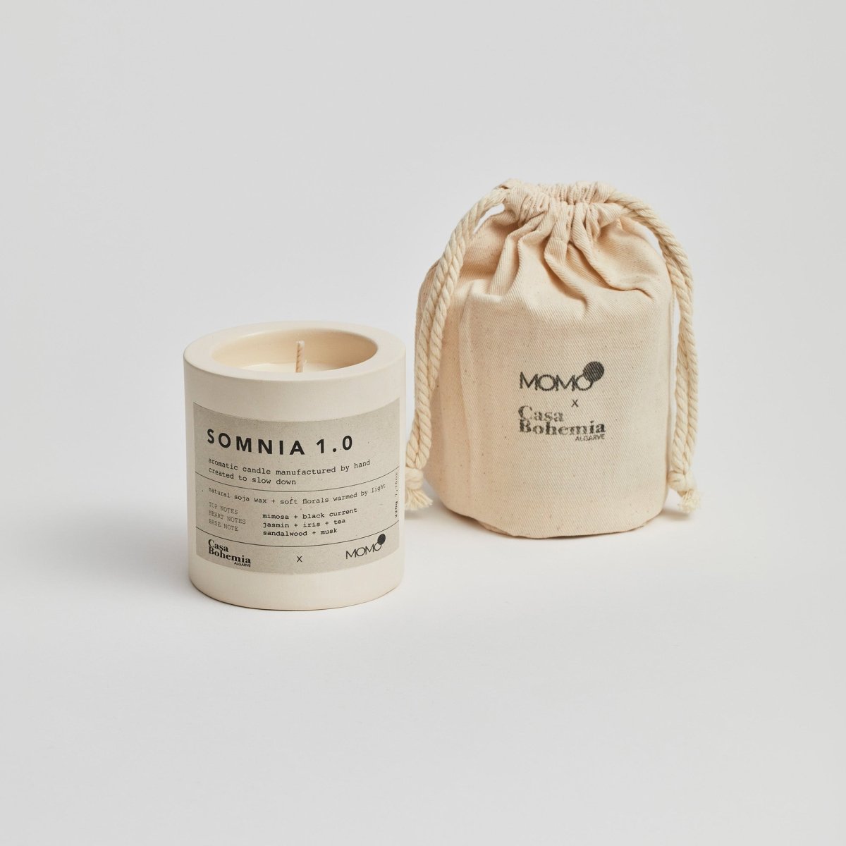 Somnia 1.0 geurkaarsen met crèmekleurig trekkoordtasje van Momo en Casa Bohemia op witte achtergrond