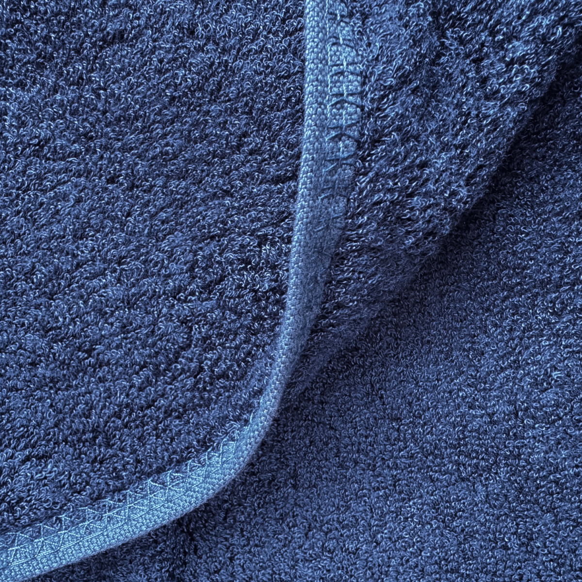 Close-up van blauwe bamboe handdoekstructuur – zacht, absorberend en duurzaam