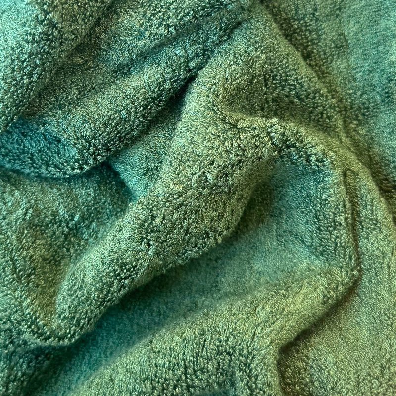 Close-up of green bamboe handdoek texture – zacht, absorberend en duurzaam