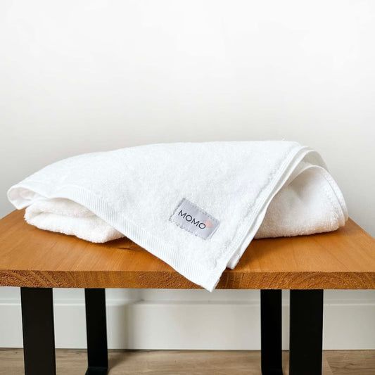 Witte bamboe handdoek op bank – zacht, absorberend en duurzaam