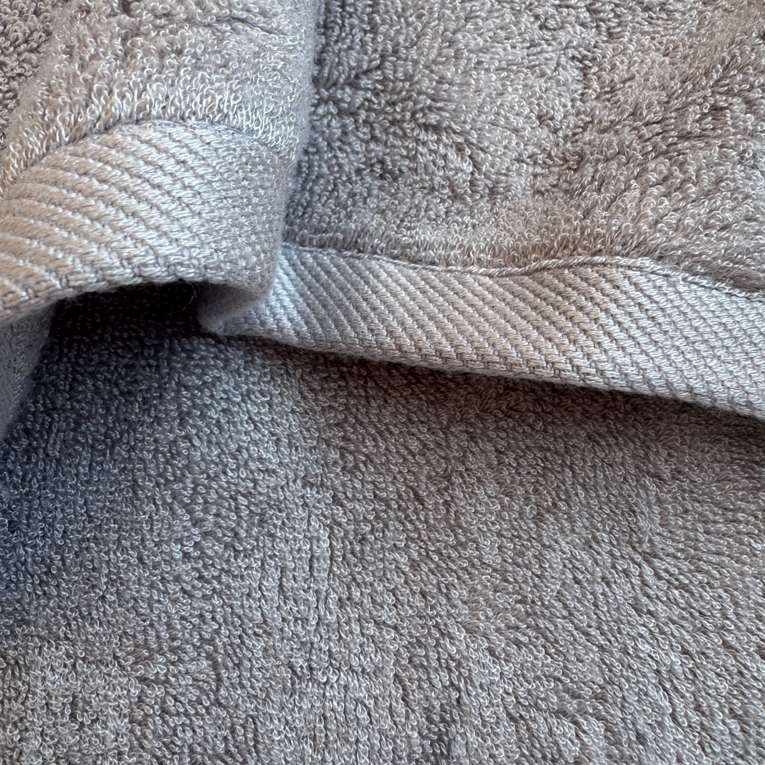 Close-up of grey bamboe handdoek texture – zacht, absorberend en duurzaam