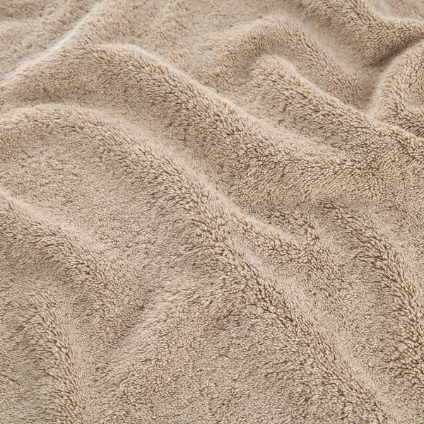 Beige bamboe handdoekenset met zacht textuurdetail van gezichts-, hand- en badhanddoeken