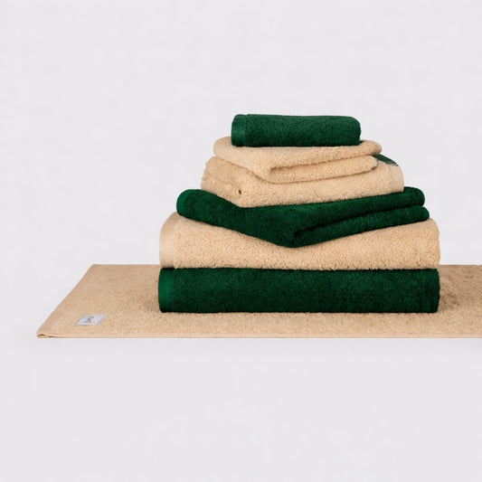 Momo Cotton Wabi Sabi handdoekenset gestapeld in crème en bosgroen op witte achtergrond