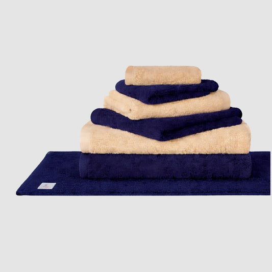 Wabi Sabi handdoekenset in marineblauw en beige gestapeld op grijze achtergrond