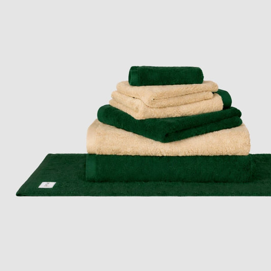 Gestapeld groen en crème Wabi Sabi handdoekenset van Momo Cotton op neutrale achtergrond
