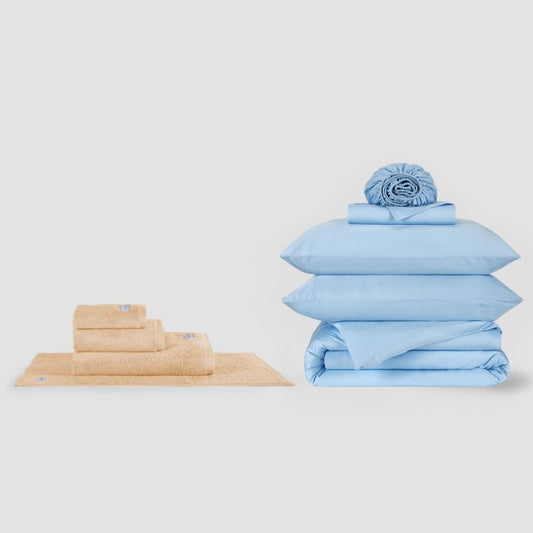Beige handdoekenset en blauw beddengoed gestapeld naast elkaar, Momo Cotton