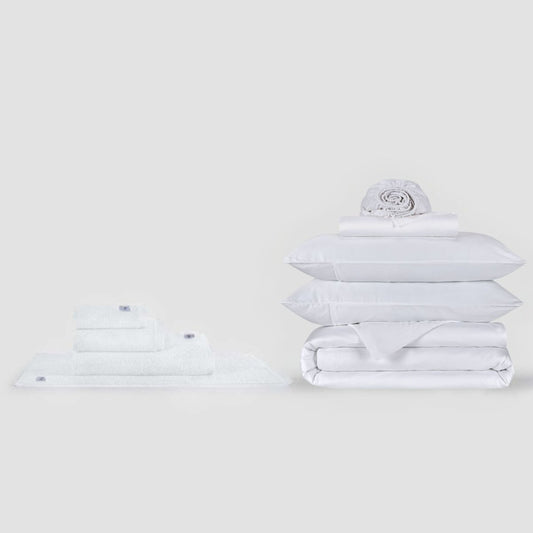 Wit compleet beddengoed set en handdoekcollectie van Momo Cotton op neutrale achtergrond