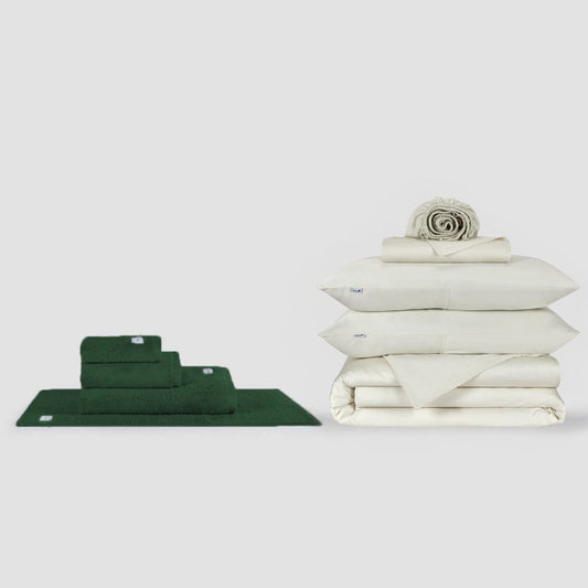 Groene handdoeken en witte lakens set op neutrale achtergrond van Momo Cotton