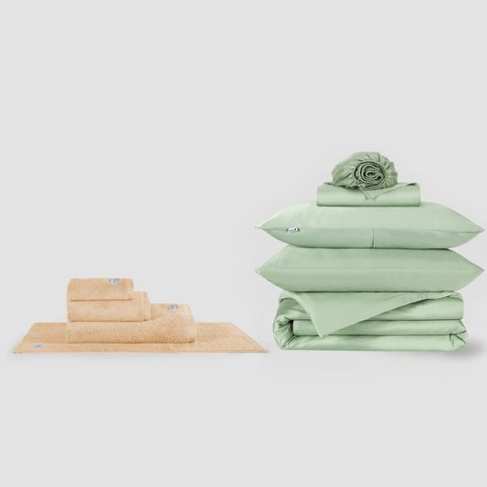 Beige handdoekenset en groene lakens bundel van Momo Cotton op witte achtergrond