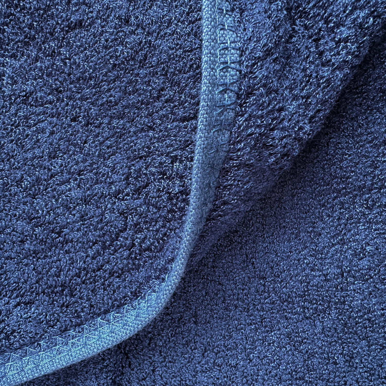 Close-up of blue bamboe handdoek texture – zacht, absorberend en duurzaam